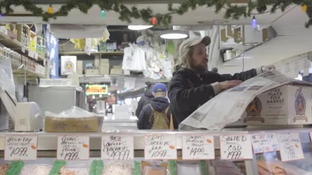 Συσκευασία Κουτί Των Ψαριών Στην Αγορά Pike Place — Αρχείο Βίντεο