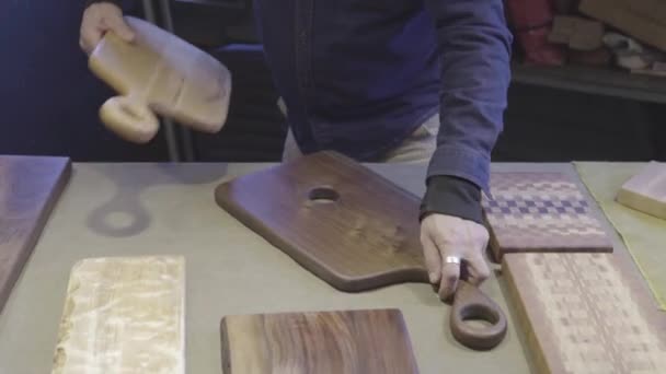 Pike Place Market Wood Worker Sorting Cutting Boards — Stock Video