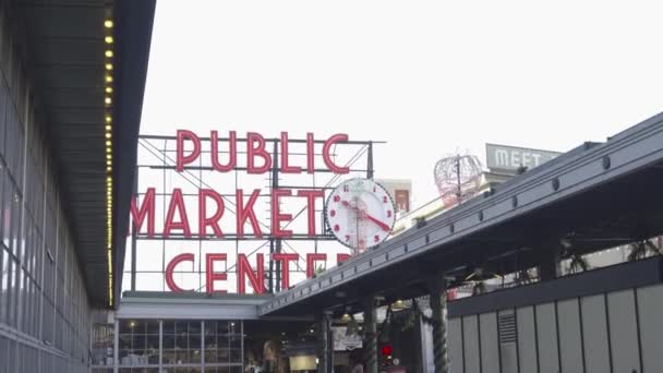 Znak Pike Place Market Zewnątrz — Wideo stockowe