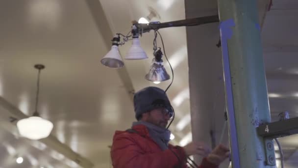 Uomo Che Sostituisce Luci Nel Mercato Pike Place — Video Stock