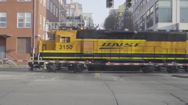 シアトルの電車の交差点昼間の映像 — ストック動画
