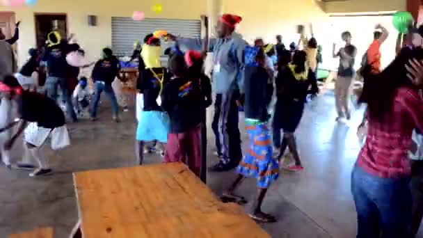 Μια Μεγάλη Ομάδα Παιδιών Από Ζάμπια Γιορτάζουν Και Διασκεδάζουν Παίζοντας — Αρχείο Βίντεο