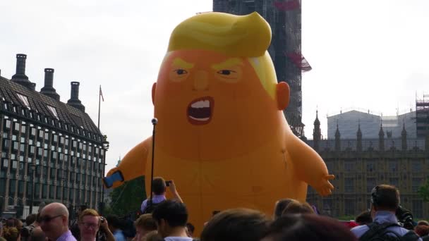 Medium Close Baby Trump Balloon Parliament Square Garden 비디오 클립