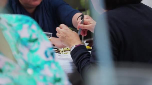 Draußen Essen Mit Freunden Teilen — Stockvideo