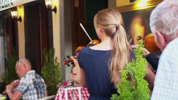 Violinista Executa Restaurante Exterior — Vídeo de Stock