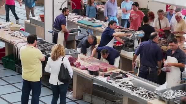 Gente Comprando Pescado Fresco Mercado — Vídeos de Stock