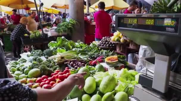 Человек Выбирает Овощи Рынке — стоковое видео