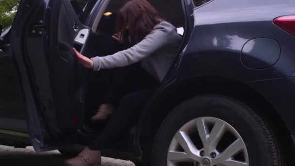 Una Mujer Sale Corriendo Del Asiento Trasero Coche Corre Hacia — Vídeos de Stock