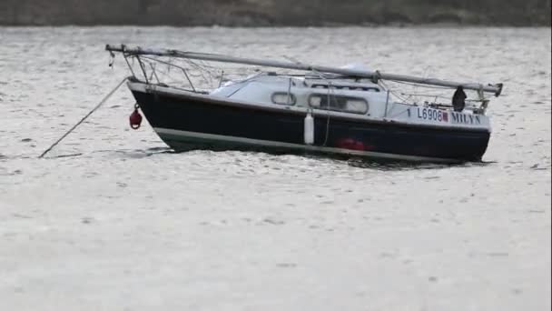 Pequeño Bote Vela Flotando Arriba Abajo Aguas Turbulentas Loch Lomond — Vídeo de stock