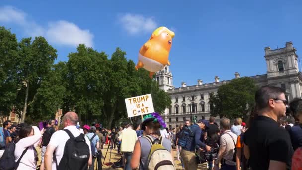 Balon Baby Trump Prawnie Dozwolonej Pełnej Wysokości Nad Parliament Square — Wideo stockowe