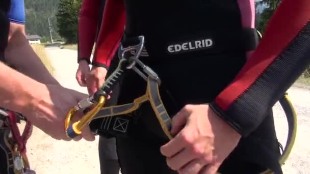 Instructeur Vérifie Harnais Équipement Une Personne Prête Entrer Dans Canyon — Video