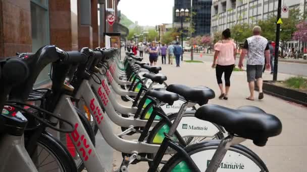 公共用ラック内の自転車の使用を待っています — ストック動画