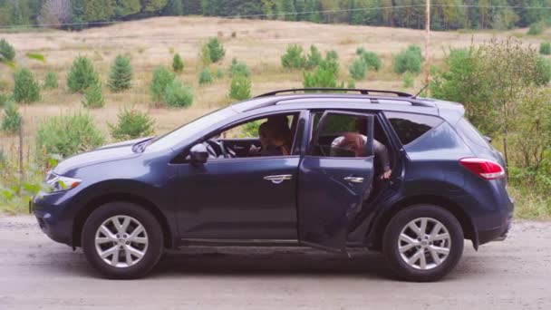 Nők Egy Autóban Félrehúzódnak Egy Országút Szélén Elviszik Kocsinkat — Stock videók