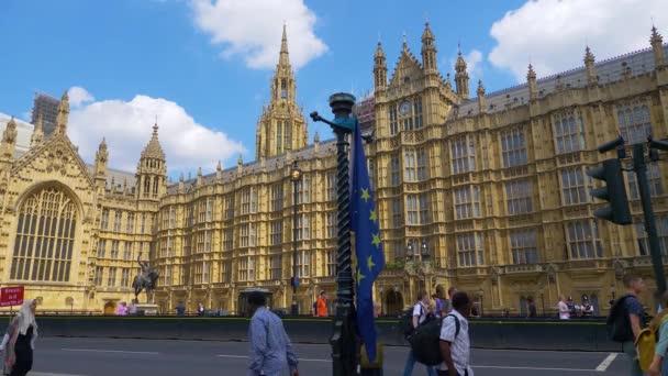 Enkele Vlag Van Europese Unie Buiten Paleis Van Westminster — Stockvideo