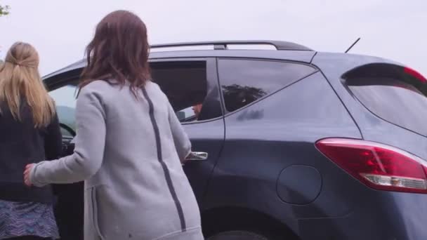 女性はSuv車に乗り込み人里離れた田舎道をドライブします — ストック動画