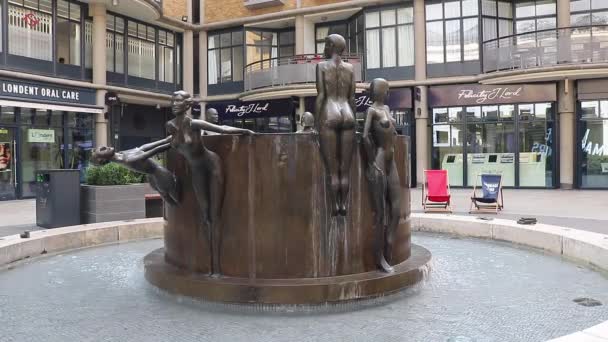 Waterval Een Fontein Horselydown Square Bij Historische Shad Thames Buurt — Stockvideo