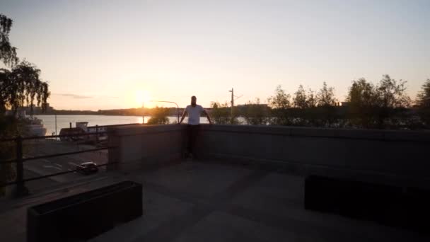 在瑞典斯德哥尔摩 一位留着大胡子的高个子白人男性享受着夏夜生活 美丽的日落斯堪的纳维亚城市天际线 定格滑翔机镜头朝向模型移动 — 图库视频影像
