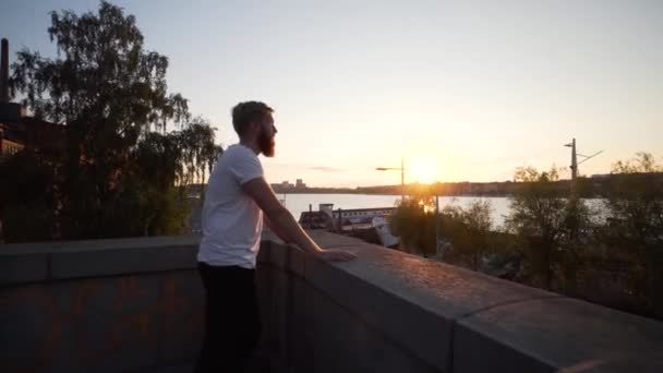 Vysoký Běloch Plnovousem Užívá Letního Večera Stockholmu Švédsku Krásný Západ — Stock video