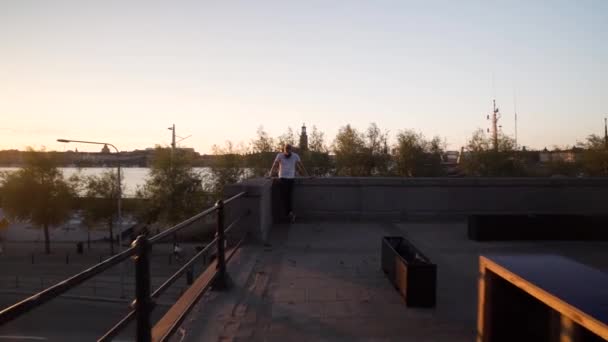 Uzun Boylu Sakallı Beyaz Bir Erkek Stockholm Sveç Yaz Akşamının — Stok video
