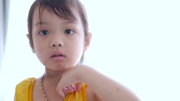 Ευτυχισμένη Ασιατική Κορίτσι Παίζει Ηλεκτρικό Πληκτρολόγιο Κοντά Στο Παράθυρο Στο — Αρχείο Βίντεο