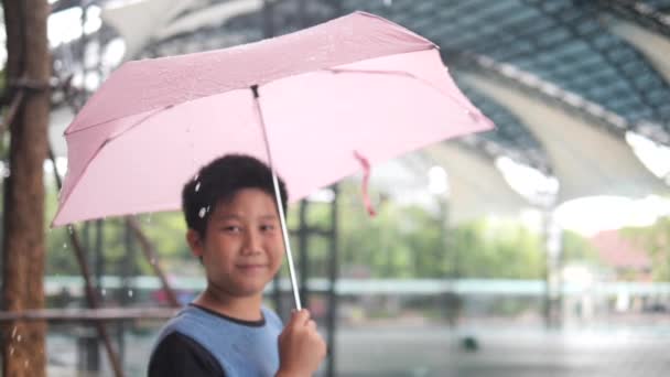 Långsam Rörelse Liten Pojke Med Toothy Leende Hålla Färgglada Paraply — Stockvideo