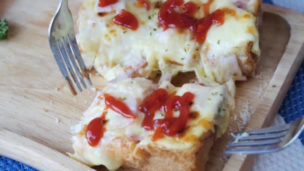 Mensen Eten Kleine Stukjes Warm Brood Pizza Slow Motion — Stockvideo