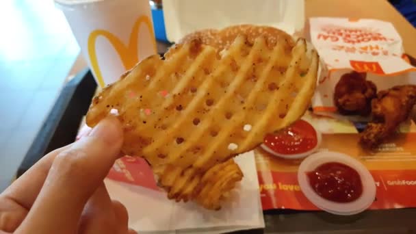 Menu Asiatique Singapour Édition Limitée Mac Donald Burger Poulet Pâte — Video