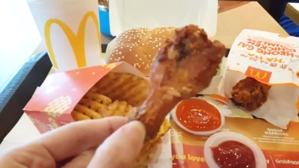 Mac Donaldの限定アジアシンガポールメニュー エビペーストチキンバーガー エビペーストチキンドラムレットとクリスクロスフライドポテト — ストック動画
