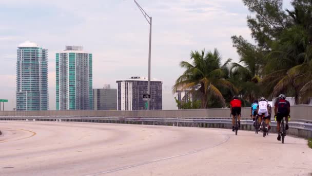 Een Groep Fietsers Rijdt Fietspad Key Biscayne Miami — Stockvideo