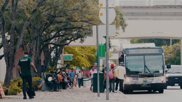 Маямі Дейд Транзитний Автобус Центрі Маямі Люди Які Сідають Автобус — стокове відео