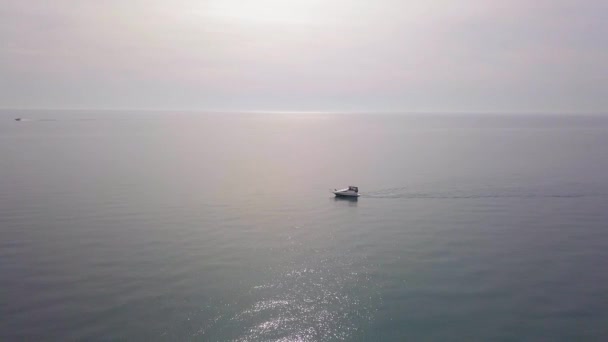 Drone Weg Naar Bewegende Boot Lange Tot Middellange Schot — Stockvideo