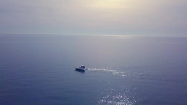 Drone Volgt Bewegende Boot Tijdens Het Draaien Medium Schot — Stockvideo