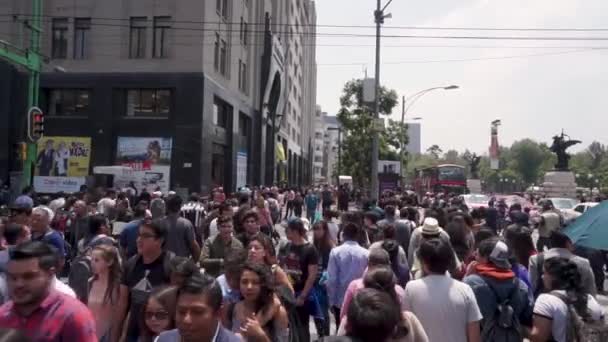 Voetgangers Bevolken Trottoirs Het Historische Centrum Van Mexico City — Stockvideo