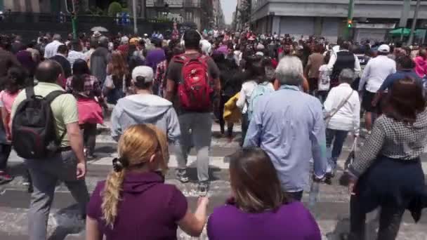 Folle Pedoni Attraversano Strada Nel Centro Storico Città Del Messico — Video Stock