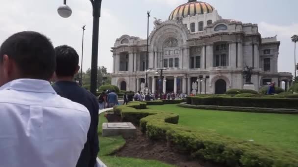 Πλήθη Πεζών Προσεγγίζουν Palacio Bellas Artes Στο Ιστορικό Κέντρο Της — Αρχείο Βίντεο