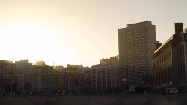 Bir Sahil Şehrinden Altın Bir Günbatımında Binaları Kumsalı Boyayarak — Stok video