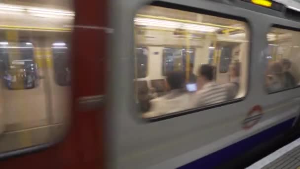 Treno Sotterraneo Londra Che Passa Velocemente Davanti Alla Telecamera — Video Stock