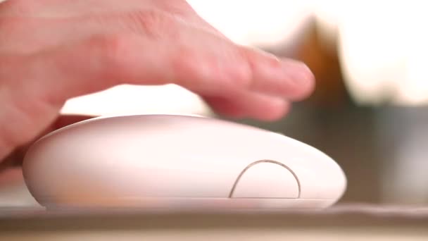 Close Einer Hand Mit Einer Weißen Maus Form Apple Computer — Stockvideo