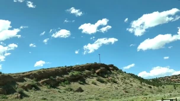 Rijden Door Weelderige Groene Bergvallei Bij Wyoming — Stockvideo