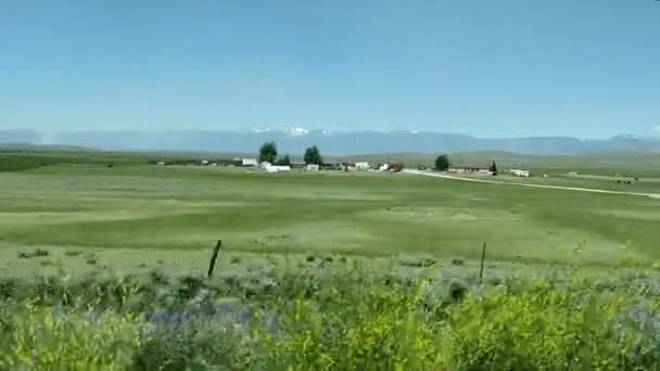 Jízda Svěžím Zeleným Horským Údolím Wyomingu — Stock video
