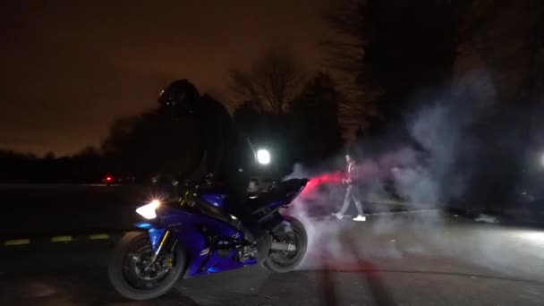 夜间燃烧的摩托车的镜头 — 图库视频影像
