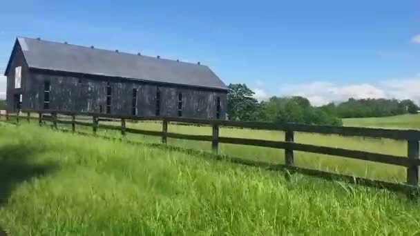 Conduciendo Por Camino Campo Pasando Por Una Granja Derecha Granero — Vídeo de stock