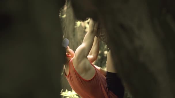 Uomo Arrampicata Attraverso Grotta — Video Stock