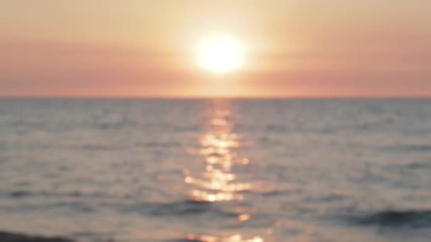 Frau Mit Hut Strand Beim Sonnenuntergang Oder Sonnenaufgang Während Ihres — Stockvideo