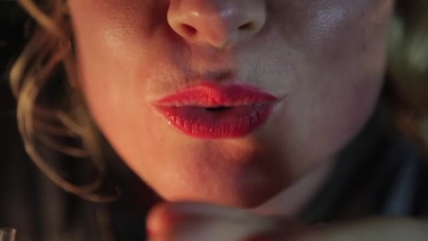 在澳大利亚墨尔本 美丽的女孩在屋顶酒吧 咖啡店里向摄像机飞吻 喝着她的鸡尾酒 — 图库视频影像