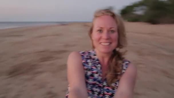 Piękna Kobieta Kręcąca Się Plaży Beztroska Plaży Podczas Wakacyjnych Wakacji — Wideo stockowe