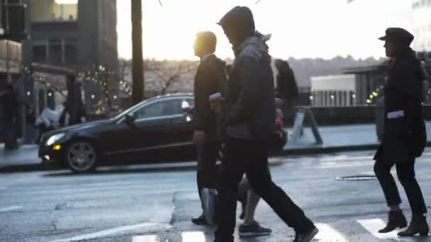Mensen Wandelen Straten Van Seattle Tijdens Zonsondergang — Stockvideo
