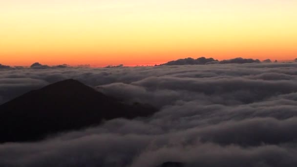 하와이 마우이에 할레아칼라 무역풍 이태양의 마술적 색깔을 숨막힐 구름을 계곡으로 — 비디오