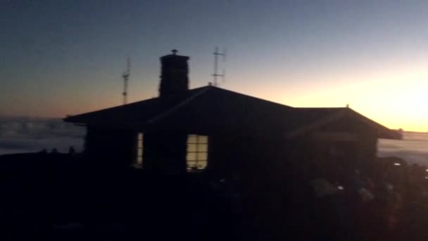 夏威夷毛伊岛 Haleakala 火山的清晨日出 转瞬即逝的风带着令人叹为观止的云彩进入山谷 有着神奇的颜色来自太阳 — 图库视频影像