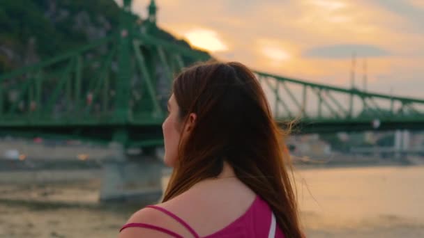 Красивая Женщина Длинными Волосами Наслаждается Видом Будапешта Закате Речного Круиза — стоковое видео